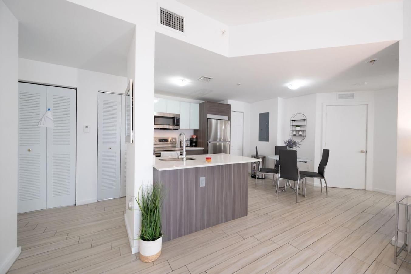 Subtle 2 Bed In Edgewater Downtown With Free Parking Apartment Miami Luaran gambar